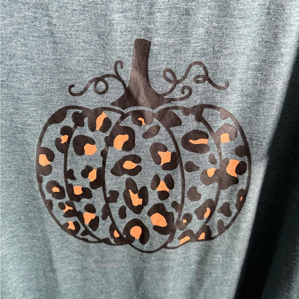 BloomChic Pumpkin Graphic Tee - Picture 3 of 8